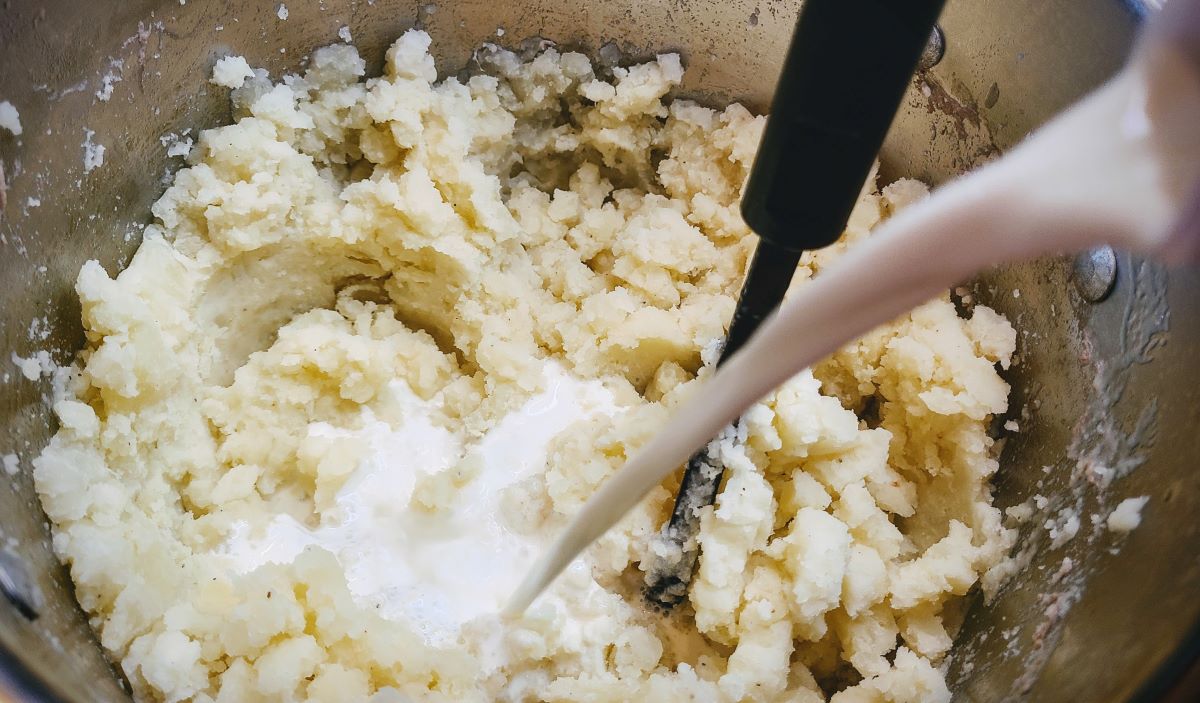 Classic And Simple Idaho Mashed Potatoes Recipe - Inspired Homemaker